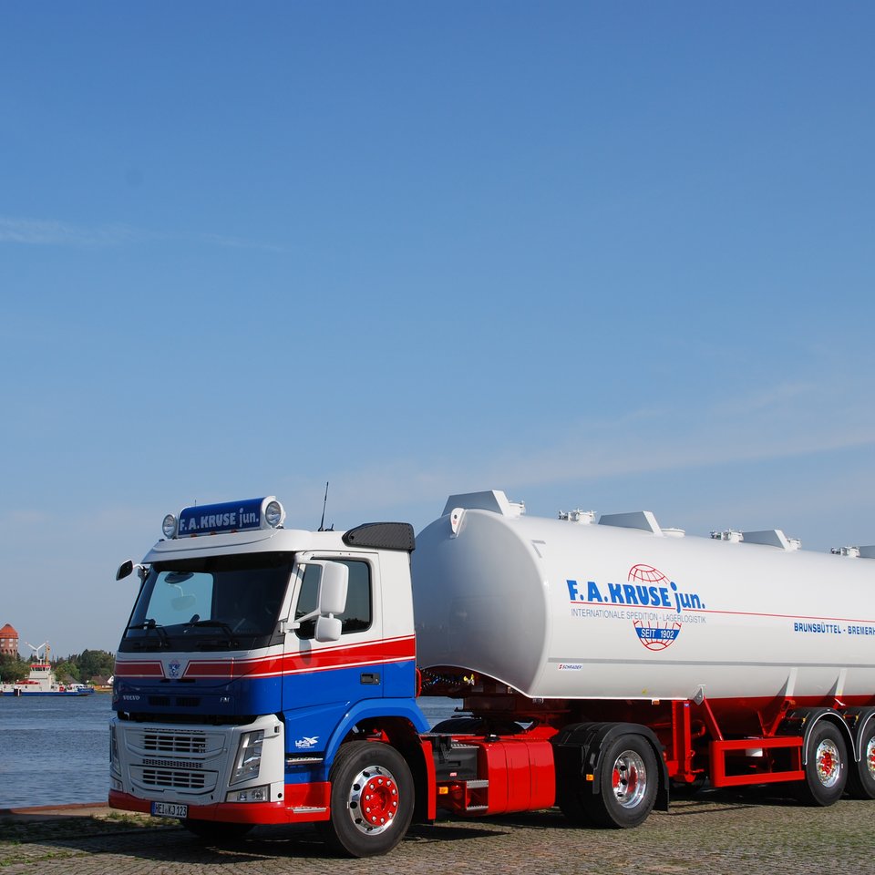 Tanklastzug der Spedition Kruse am Wasser Tanklastzug der Spedition Kruse vor blauem Himmel, geparkt an einem Gewässer