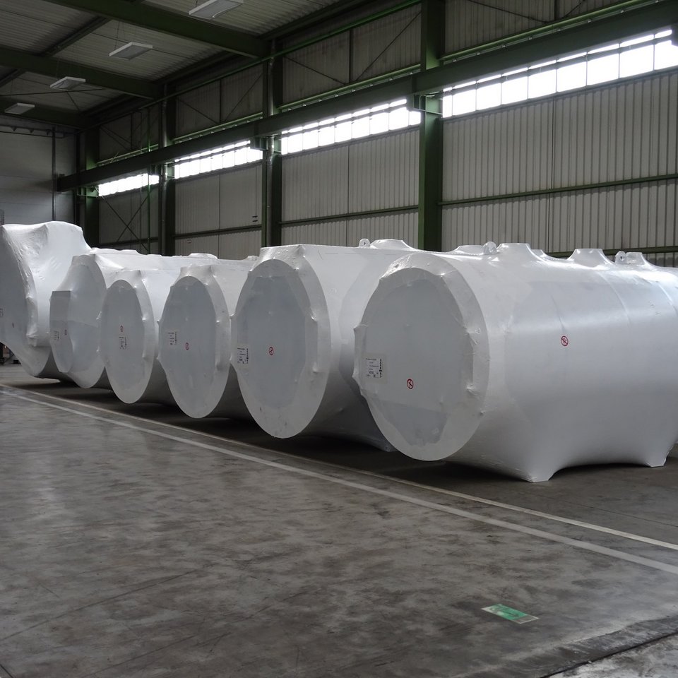 Verpackte industrielle Großkomponente in Lagerhalle auf Transportplattform