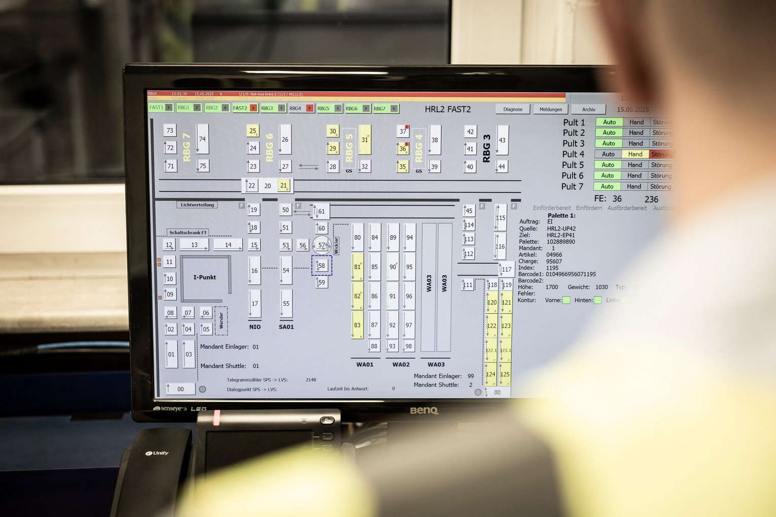 Mitarbeiter blickt auf einen Laptop mit geöffneter Prozesssteuerungssoftware in einer Industrieumgebung.