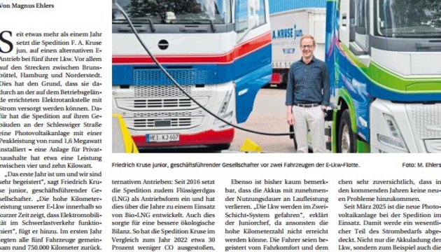 Zeitungsartikel mit Firmen-E-LKWs Zeitungsartikel mit Foto von zwei LKWs und einem Mann dazwischen vor einem Firmengebäude.