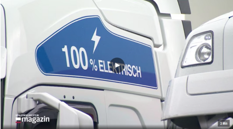 Nahaufnahme eines weißen LKW mit blauem Schriftzug „100% elektrisch“.