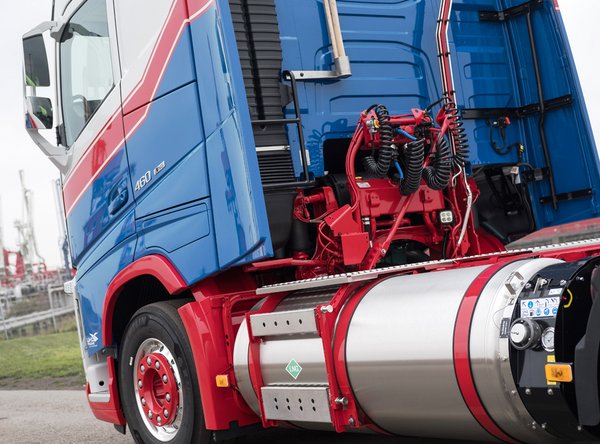 Blauer Lkw mit Rückseite der Fahrerkabine und großen silbernen Tank.