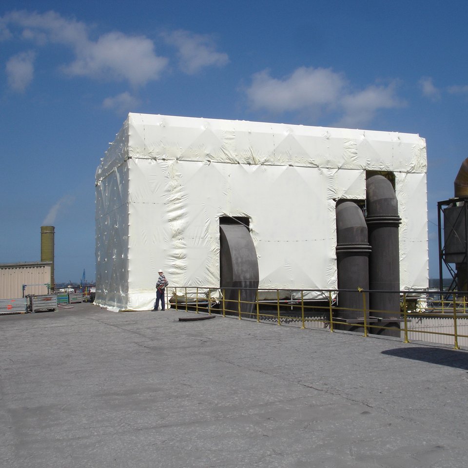 Eingepackte Industrieanlage auf Fabrikdach mit angrenzenden Rohrleitungen